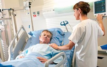 Намиране на мъж в болница след хирургично уголемяване на пениса