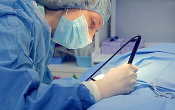 Хирургът извършва операция за увеличаване на фалоса на мъж