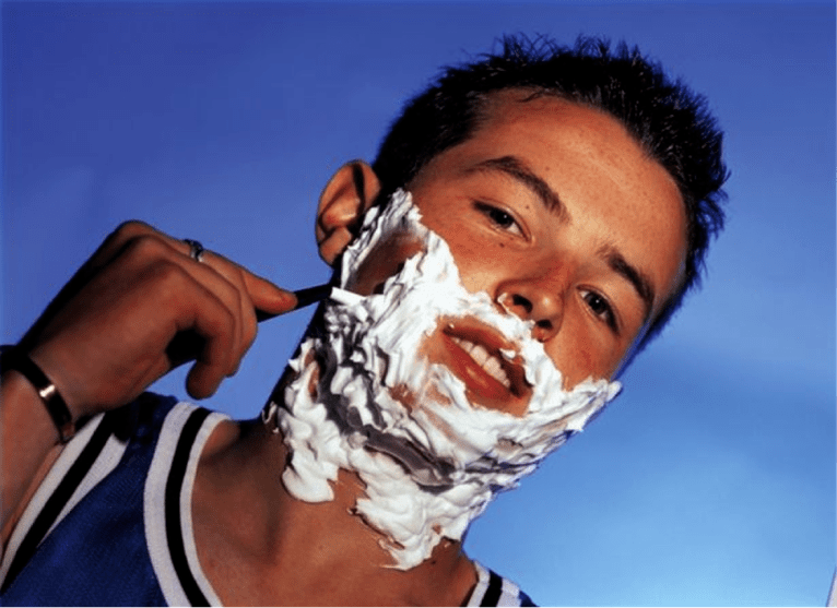 тийнейджър се бръсне и мисли за уголемяване на пениса