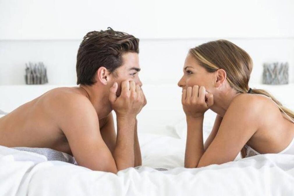 жена в леглото с мъж с увеличен пенис