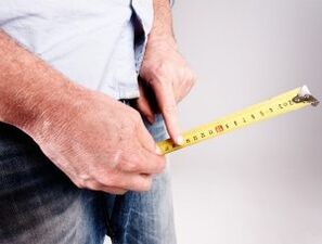 мъж измерва дължината на пениса преди уголемяване със сода