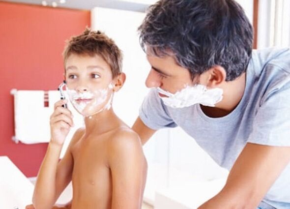 бащата учи детето да се бръсне и да увеличава пениса
