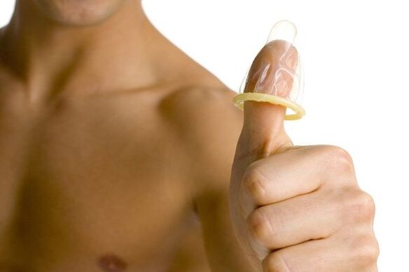 презервативът на пръста символизира уголемяването на пениса на тийнейджъра