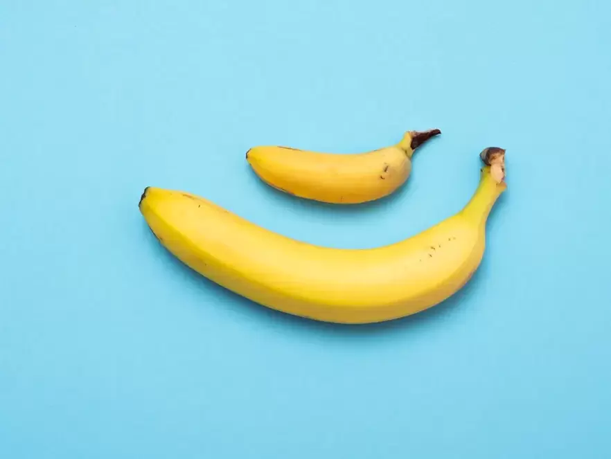 малък и увеличен пенис с пищност по примера на бананите